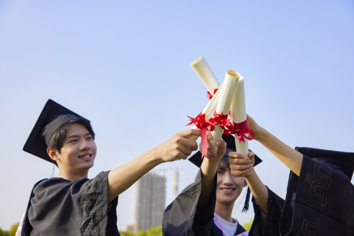 万州精英教育跟子岳哪个好